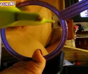 Eerst gaat die banaan tussen haar tieten maar verdwijnt al snel in haar kut, dat is pas genieten van fruit.Met die banaan in haar kut en tussen haar tieten
