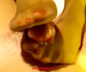 Deze lekkere meid vindt het niet erg dat haar vriendje zo geil is en even een lekkere beurt nodig heeft! Met haar voetjes bespeelt ze zijn pik.Voet sex