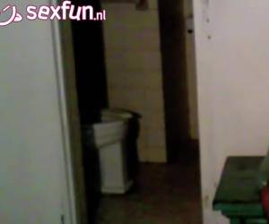 De webcam staat gericht op de badkamer, waar dit lekkere sletje een dansje aan het opvoeren is. Heerlijk die dancinggirls!Spannende dancinggirl