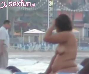 Neukend stel op een strand stuurt een kijker weg Wanneer je besluit te neuken op een openbare plaats vind ik dat je een voorbijganger niet moet wegsturen omdat hij zit te gluren. Als je wil dat niemand het ziet dat je sex hebt, stop dan zelf op ga naar je slaapkamer.Neukend stel op een strand stuurt een
