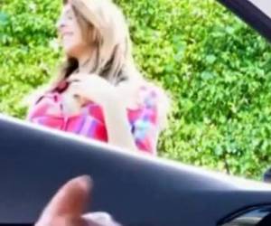 De hoeren kijken hoe de man zijn stijve lul aftrekt in zijn auto tot hij klaar komt.