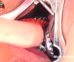 questo ricade sotto il bdsm estremo. questa donna sexy è un masochiste, diventano cornea dal dolore. lei tortura le tette piccole e suoi tappi di bottiglia di figa whiteh. si fermano le cose taglienti, anche nella sua figa!