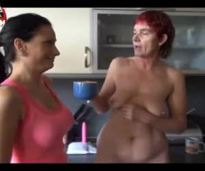 kinky büyükanne peeing kupası ve yapay penis sikikleri onun eski kutu