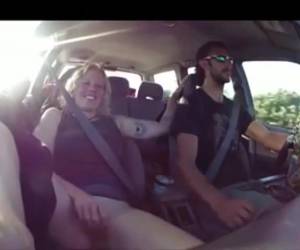 Tijdens het rijden vingert hij haar natte kut tot ze een orgasme krijgt.