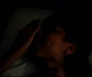 Deze kledderkees spuit het gezichtje van zijn vrouw helemaal onder. Gewoon omdat hij dat toch wel lekker vindt.