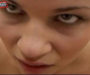 Zijn dikke lul krijgt een lekkere pijp beurt, word afgetrokken en spuit haar gezicht vol sperma.