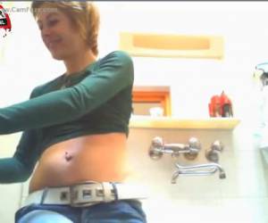 Wanneer de kids op bed liggen gaat de sexy mamma geil cammen. Ze speelt met haar pronte kleine borstjes en vingert haar geile kutje.