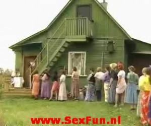 это оживленный интерес, эти две шлюхи мужчин очень популярны, мадам сидит перед дверь, чтобы держать все деньги innnen