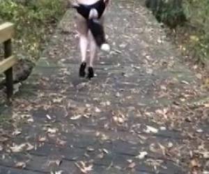 Kinky dame paradeert bijna naakt in het bos. In haar slipje zonder kruis en haar high heels loopt ze trots voor haar meester.