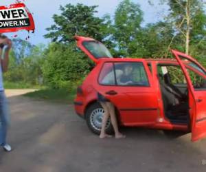 Het sexy tienermeisje word overgehaald door haar vriendje om een spannende fotoshoot te doen. Spread eagle op de foto. Nu maar hopen dat haar ouders de fotos nooit zullen zien.