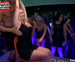 certaines filles excitées en tirant la queue raide des garçons nus, au rythme de la musique.