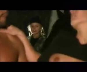 De går til hyggelige af på gården. han satte hende imod stalden og skubber sin hard dick inde. blonde jamrer. derefter kommer hendes ven til at tage et kig...