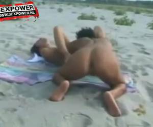 Jonge lesbi�nnes worden bekeken en gefilmd wanneer ze lesbische sex op het strand hebben. De geile meiden zijn zo gefocussed op elkaar dat ze niet door hebben dat ze voyeurs hebben die staan te trekken aan hun stijve lul.