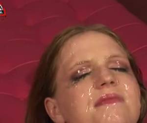 in diesem gangbang das mädchen eine spermadusche auf ihrem gesicht, die männer ziehen sich aus und ihr voller sperma spritzen. 