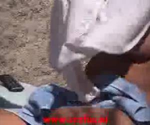 Zoon lief zit achter de schutting met zijn camera te spelen en neemt zijn naakte moeder op. Tja en dan staat het ineens op internet. Die jongen heeft flink wat huisarrest gekregen, dat kan niet anders.
