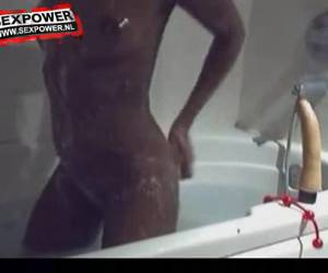 In bad voor de webcam stopt het geile zwarte meisje de vibrator in haar natte kut en mastubeerd, waarna ze haar naakte lichaam in zeept en wast.