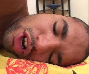 Hij pijpt de Transsexueel, likt zijn anus neukt hem anal en word vervolgens zelf gepijpt en anal geneukt door de Transsexueel.