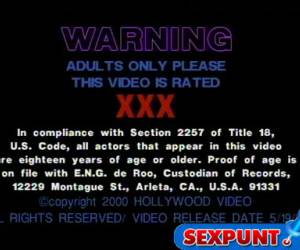 Nadat hij de slet met zijn grote lul anal geneukt heeft, loost hij zijn zaad op haar anus.