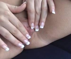 Draaiend met haar vingers over haar kut piercing krijgt ze een orgasme In de buiten lucht, mastubeerd de geile milf met dikke tieten door haar vingers over de kut piercing te laten draaien tot ze een orgasme krijgt.