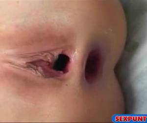 Hij laat zijn grote stijve donkere lul door het blondje pijpen en neukt haar mond kut en anus, waarna hij zich aftrekt en klaar komt op haar mond.