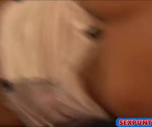 Nadat hij haar stiekem heeft gefilmd tijdens het mastuberen, pijpt ze zijn grote lul en slikt de sperma door die hij in haar mond spuit.