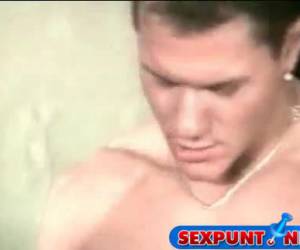 Na het repeteren drinken ze nog gezamenlijk een biertje en van het een komt het ander en wordt er nog even op elkaars fluit geblazen