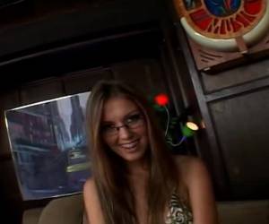 Krijgt hij het brildragende meisje zover dat ze zijn stijve lul een pijp beurt geeft.