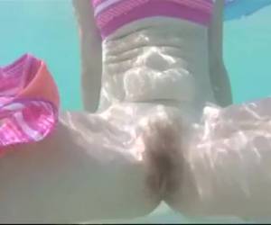 dieses amateur paar testen der unterwasserkamera im meer eine hinterhältige unterwasser striptease. eine behaarte muschi wird aufgedeckt. eine hinterhältige unterwasser striptease 