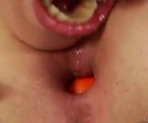 Extreme meisjes doen trucjes met balletjes Hoeveel ballen passen er in dat kontje? Deze extreme meiden proppen zoveel mogelijk ballen in haar kont die ze er weer uitschiet. Extreme meisjes doen trucjes met balletjes