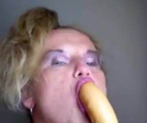 Kinky oma kan een geil kunstje met een dildo. Als een ware circusartieste slikt ze die grote nep lul diep. Kinky oma kan een geil kunstje met een dildo