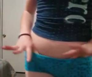 eine süße lustige teenager mädchen testen mehrere unterhosen, vor der webcam. die höschen gefällt ihnen das beste an diesem hübschen mädchen. webcam mädchen test unterhosen, 