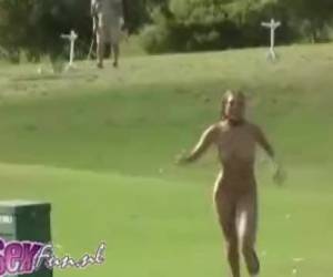 Ces golfeurs sont étranges à regarder quand tout à coup une femme nue sur le parcours de golf en cours d’exécution. femme nue sur le parcours de golf