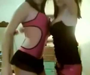 Kijk eens hoe deze geile vriendinnen heerlijk voor de webcam dansen. Ze voelen elkaars lichaam en beginnen innig te zoenen. Geile dansende webcammeisjes