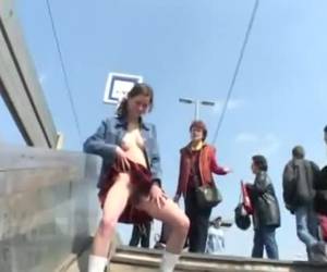 Halfnaakt meisje staat te plassen in het openbaar. Midden op de trap van een treinstation staat ze te urineren tot ze door een vrouw word aangesproken op haar gedrag. Halfnaakt meisje staat te plassen in het openbaar