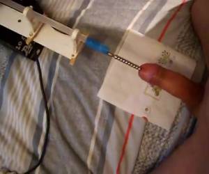 hast du gedacht, dass die harnröhre mit einer sonde bereits extrem ficken? Überprüfen sie diesen idioten, die der harnleiter seinen steifen schwanz von einem klingenden fickmaschine ficken lässt. eine fickmaschine für klingende 