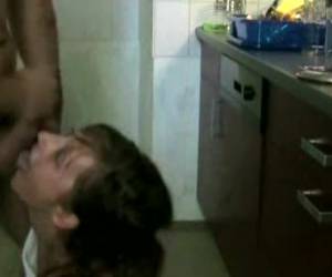 Geile meid wordt lekker geneukt in de keuken In de keuken moet je geil neuken