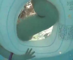 Verlegen trekken de jonge Japanse meisjes hun bikini uit om met hun blote kutjes in het zwembad te springen.