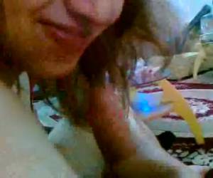 Zodra zijn Iraanse geile slet zijn lul in haar mond steekt kijkt hij alleen nog maar naar haar. Een blowjob is beter dan tv kijken.