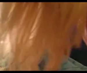 Met haar prachtige kutje dichtbij de camera vingert ze. En dan zie je van heel dichtbij zijn pik in haar anus stoten en haar kutje open bloeien als een bloe...