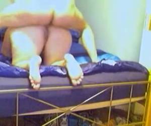 Hij neukt zijn vette vriendin het liefste anaal. Zijn lul glijd glas hard in haar dikke kont.