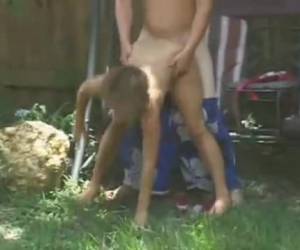 Vanuit het huis filmt de gluurder de hete tieners die in de tuin aan het neuken zijn. Met een enorme paal in zijn broek wanneer hij dat geile kutje over zij...