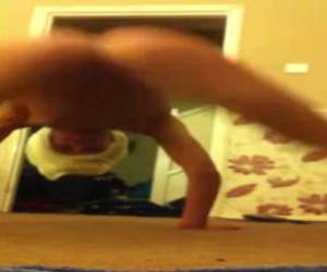 Is het gewoon raar, lachwekkend of ergens toch ook wel sexy? Een komische act,spread eagle waarbij haar kutje ook nog kut scheetjes laat.