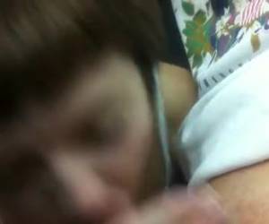 Lekkere chick is zijn snikkel aan het pijpen in de auto. Ze gebruikt haar hand erbij om te rukken. Wel een beetje jammer dat wanneer hij zijn sperma in haar...