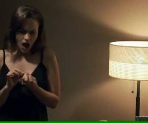 Veel vrouwen faken een orgasme om maar van sex af te zijn, maar zo krijg je nooit een goede minnaar. In dit grappige filmpje is het vrouwtje wel erg slecht ...