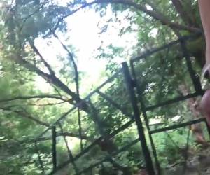 Ze geeft hem een handjob in het openbaar. In het park hoeft hij alleen zijn rits omlaag te doen zodat ze zijn stijve pik in haar handen kan nemen. Vette str...