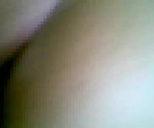 Hij neukt zijn vriendin zo lekker dat hij de camera laat vallen en het beeld zwart word. Eindelijk een Arabisch amateur sex filmpje waarbij een lekker kutje...